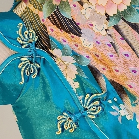 Kimono type negligee with peacocks.  Zippers up the side with snaps and buttons. - Picture 6 of 9
